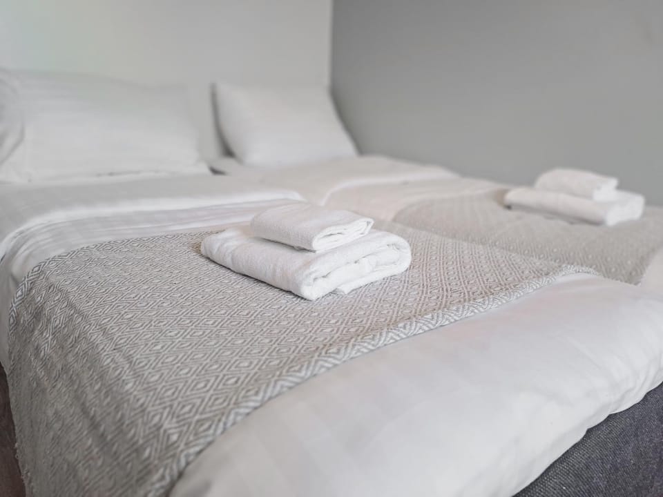 Bed, Bedroom, towels