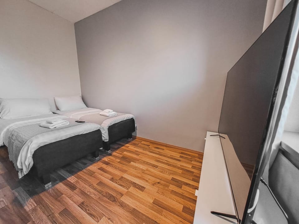 Bed, TV and multimedia, Bedroom, towels