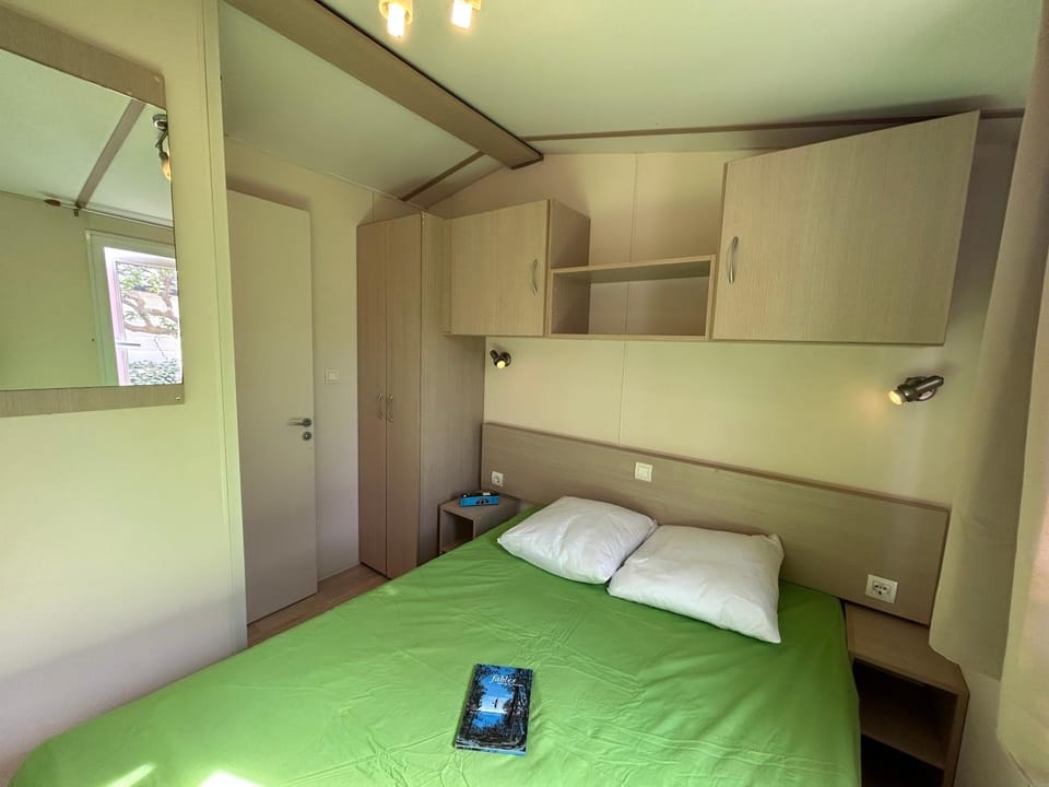 Les mobil homes de Naka, 6 places, TV, CLIM, une ENTRÉE OFFERTE pour un adulte pour la RÉSERVE AFRICAINE DE SIGEAN Campground/ 
RV Resort in Port-la-Nouvelle