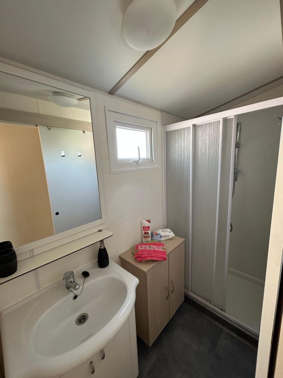 Les mobil homes de Naka, 6 places, TV, CLIM, une ENTRÉE OFFERTE pour un adulte pour la RÉSERVE AFRICAINE DE SIGEAN Campground/ 
RV Resort in Port-la-Nouvelle