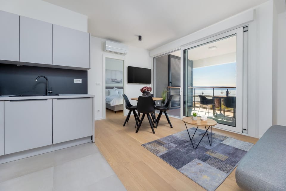 Communal lounge/ TV room, TV and multimedia, View (from property/room), Balcony/Terrace, Kitchen or kitchenette, Seating area, Dining area, Sea view
