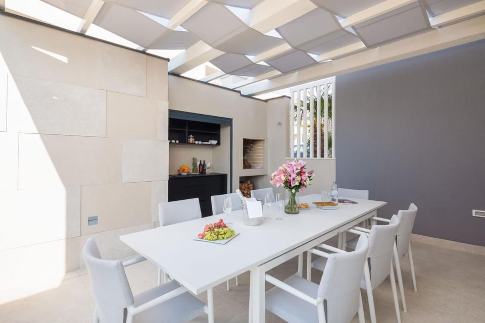 Kitchen or kitchenette, Seating area