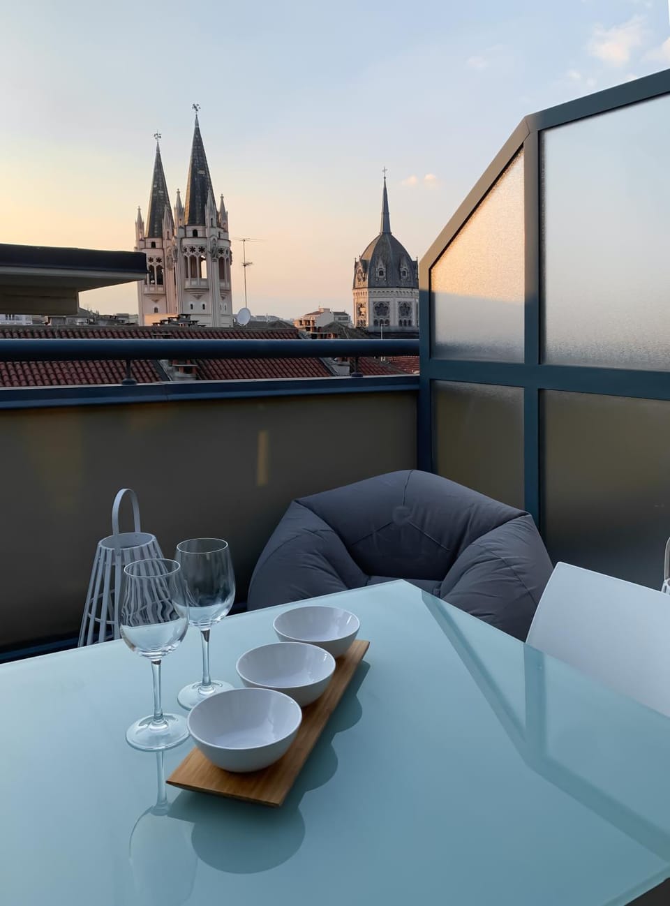 View (from property/room), Balcony/Terrace, Dining area, City view