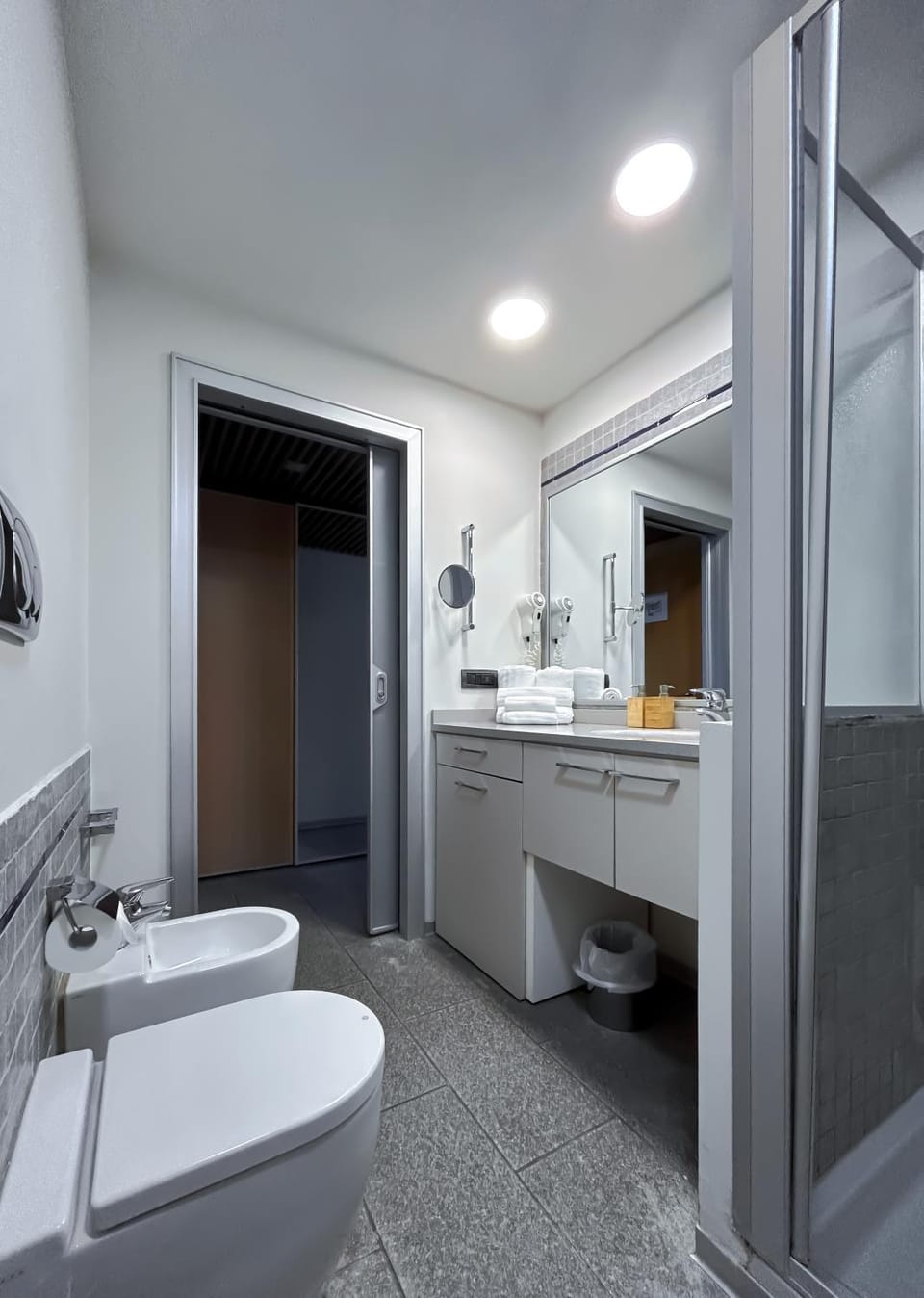 Shower, Toilet, Bathroom, towels
