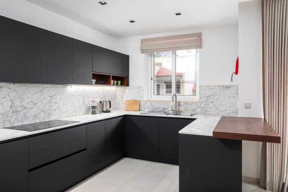 Modern 3BR Stylish Apartment with large Balcony - Close to St Julians and St Georges Bay Apartment in Malta
