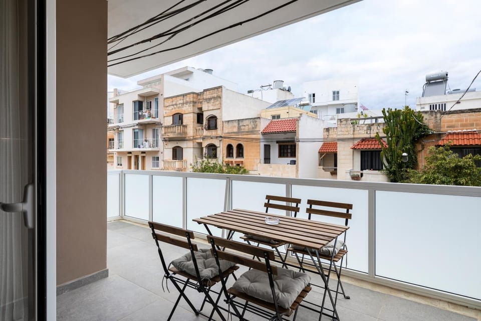 Modern 3BR Stylish Apartment with large Balcony - Close to St Julians and St Georges Bay Apartment in Malta