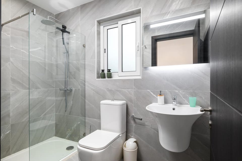 Modern 3BR Stylish Apartment with large Balcony - Close to St Julians and St Georges Bay Apartment in Malta