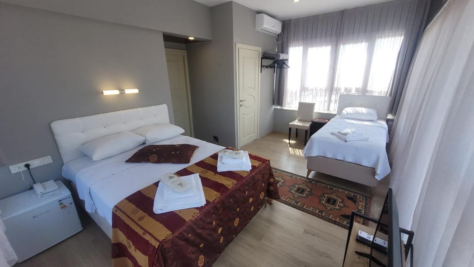 Bed, Photo of the whole room, towels, air conditioner