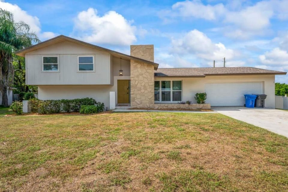 Oversized 4bed + Converted Bedroom, HEATED Pool + Hot Tub House in Brandon