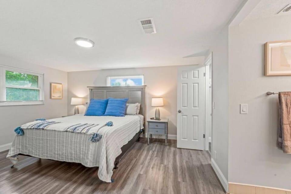 Oversized 4bed + Converted Bedroom, HEATED Pool + Hot Tub House in Brandon