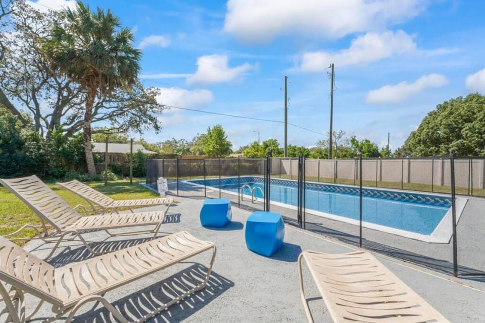 Oversized 4bed + Converted Bedroom, HEATED Pool + Hot Tub House in Brandon