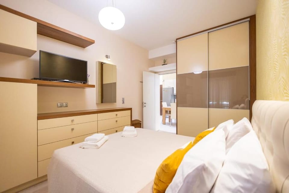 Bed, TV and multimedia, towels, wardrobe