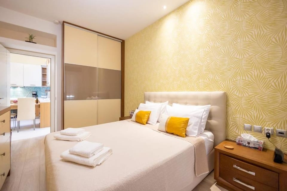 Bed, Bedroom, towels