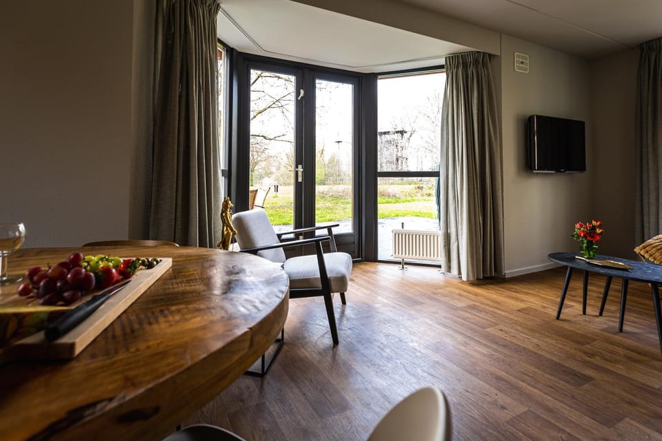 Communal lounge/ TV room, TV and multimedia, Living room, Food and drinks, Seating area, Food