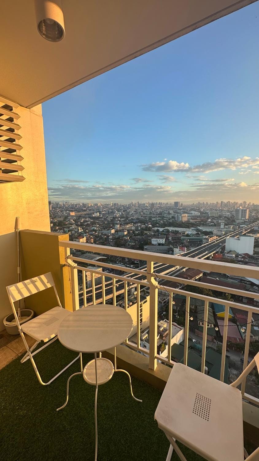 1 BR Condo Unit at The Celandine Condominium near Ayala Cloverleaf Mall Apartment hotel in Quezon City