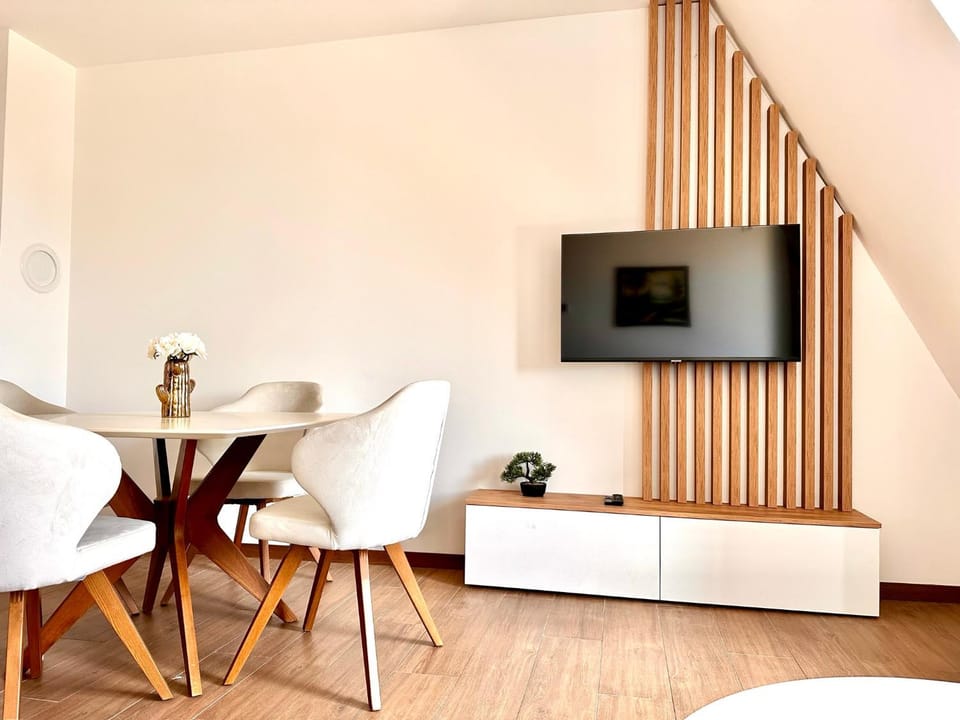 Communal lounge/ TV room, TV and multimedia, Living room, Dining area, Evening entertainment