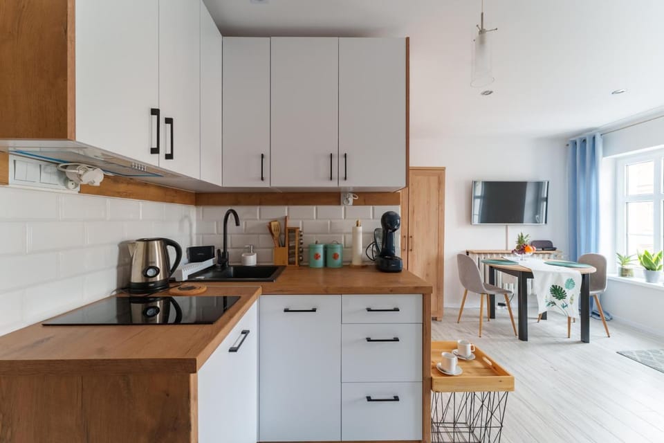 Coffee/tea facilities, Kitchen or kitchenette, stove