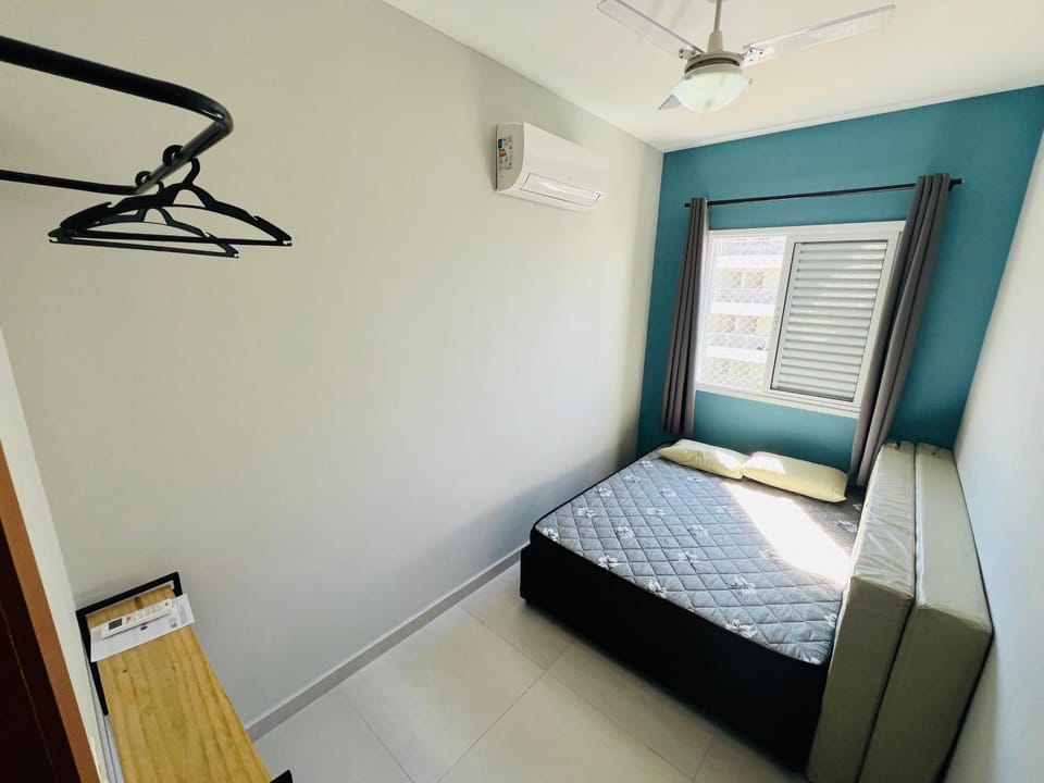 Apartamento completo, 3 quartos com ar condicionado, churrasqueira na sacada, piscina no cond, ao lado da Praia Grande e na cara do gol para a centralidade comercial turística do itaguá! Apartment in Ubatuba