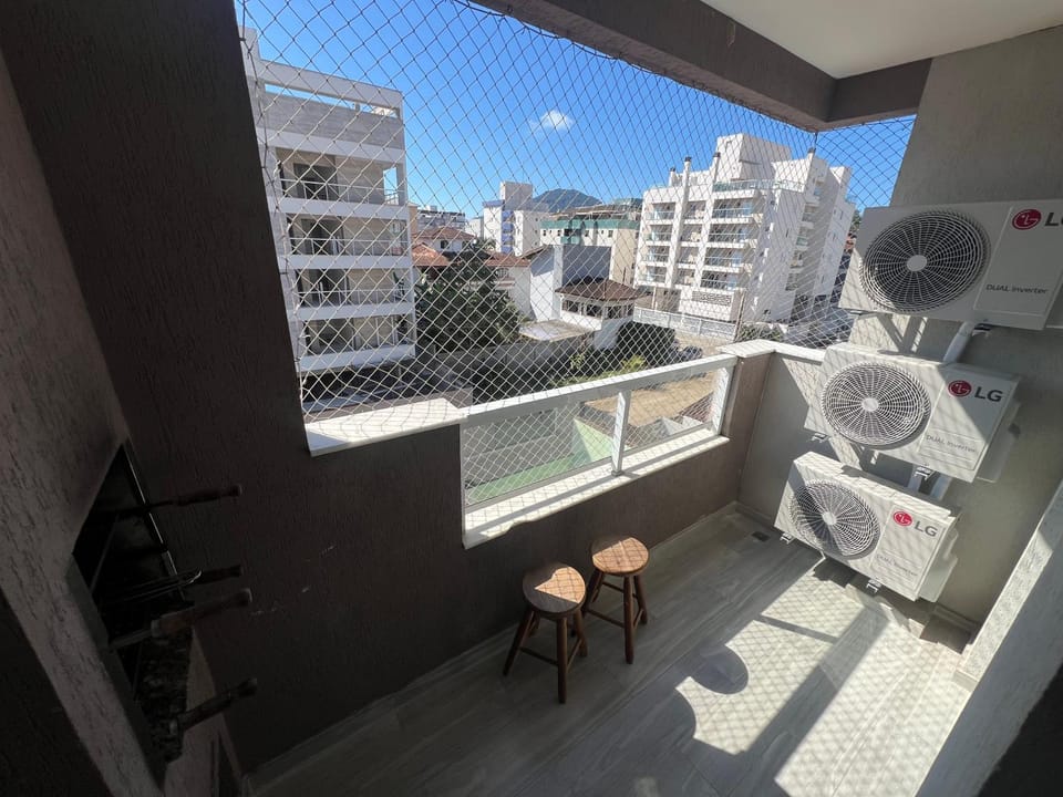 Apartamento completo, 3 quartos com ar condicionado, churrasqueira na sacada, piscina no cond, ao lado da Praia Grande e na cara do gol para a centralidade comercial turística do itaguá! Apartment in Ubatuba