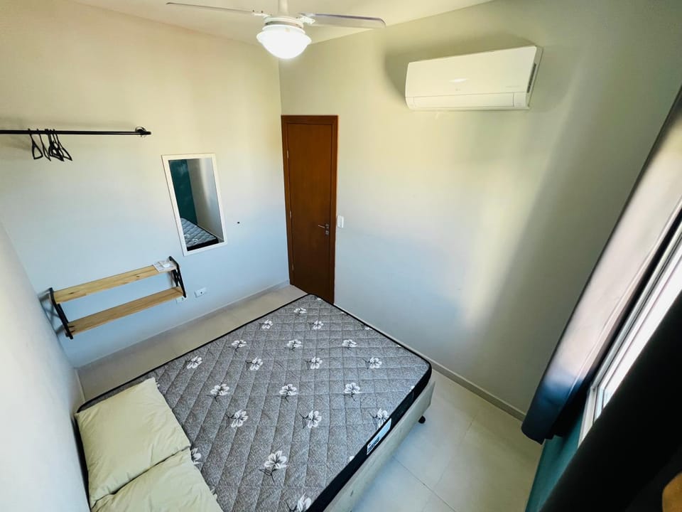 Apartamento completo, 3 quartos com ar condicionado, churrasqueira na sacada, piscina no cond, ao lado da Praia Grande e na cara do gol para a centralidade comercial turística do itaguá! Apartment in Ubatuba