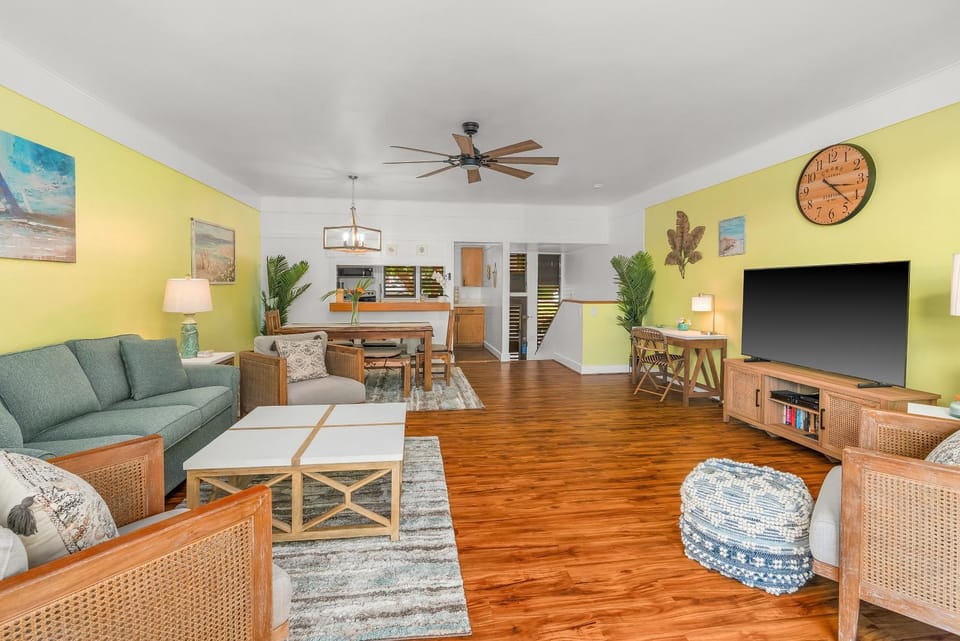Living room, Seating area, Dining area, fireplace