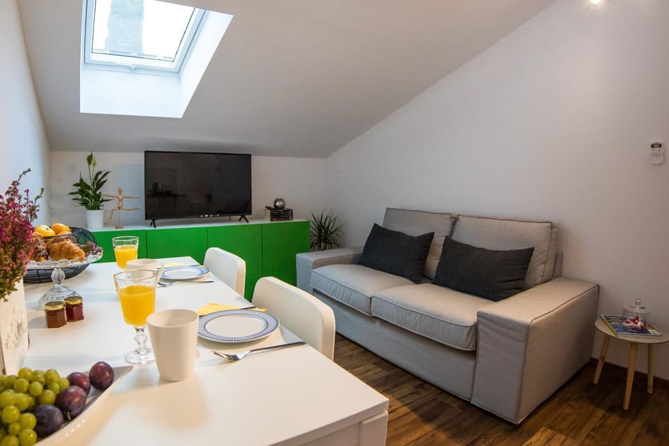 TV and multimedia, Living room, Food and drinks, Seating area, Dining area