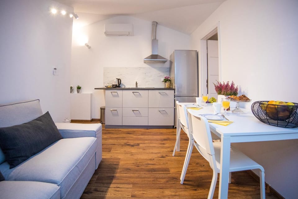 Kitchen or kitchenette, Living room, Seating area, Dining area