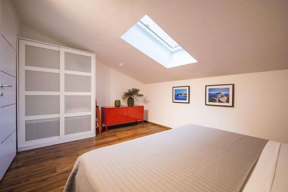 Bed, Photo of the whole room, wardrobe