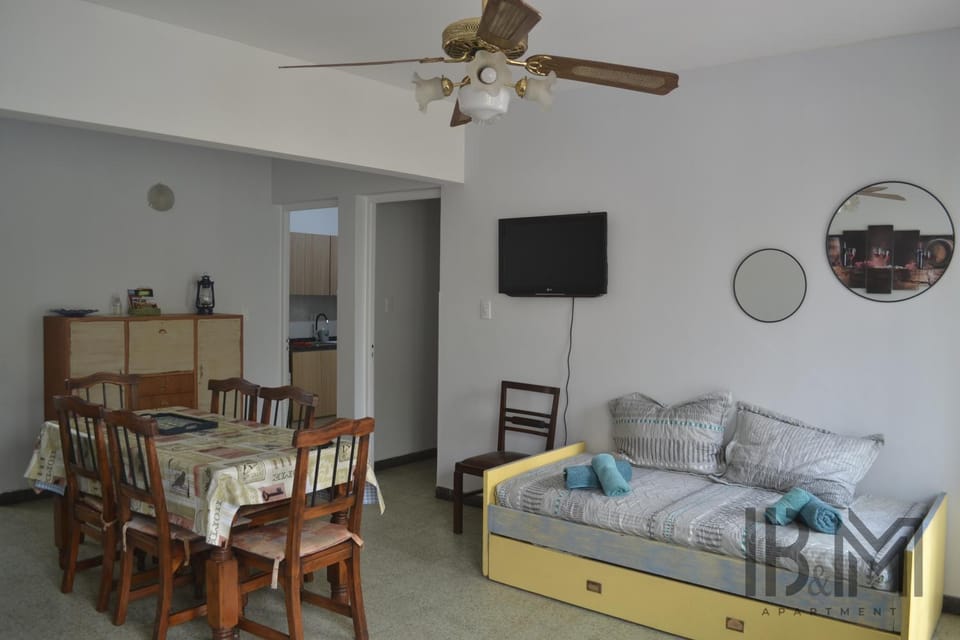 Bed, Photo of the whole room, Seating area, Dining area, fireplace