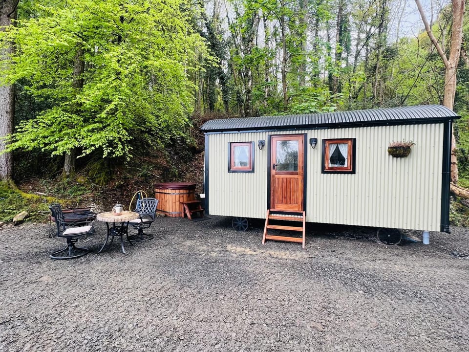 Shepherds Hut with Hot Tub in The Heart of Snowdonia Chalet in Wales