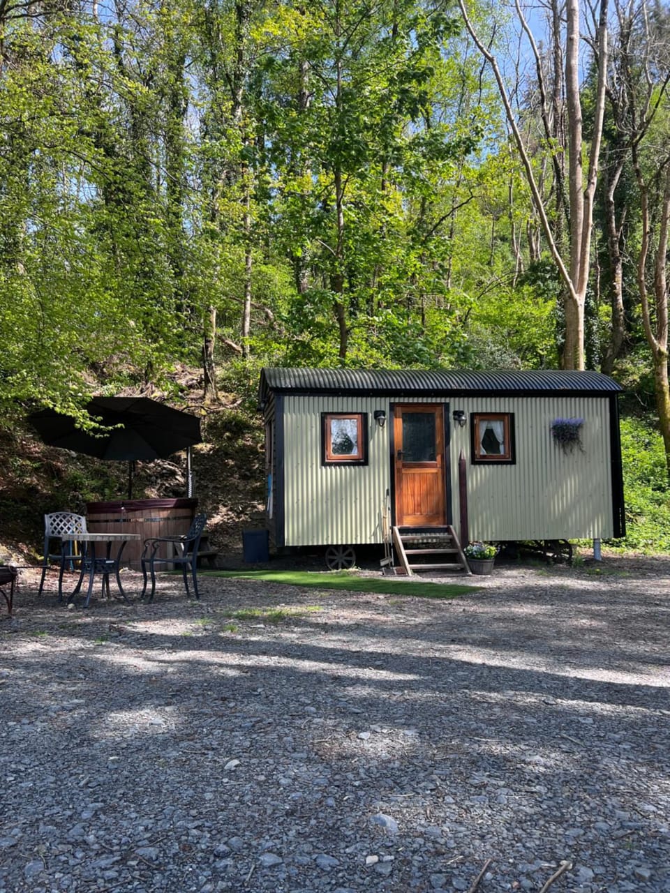 Shepherds Hut with Hot Tub in The Heart of Snowdonia Chalet in Wales