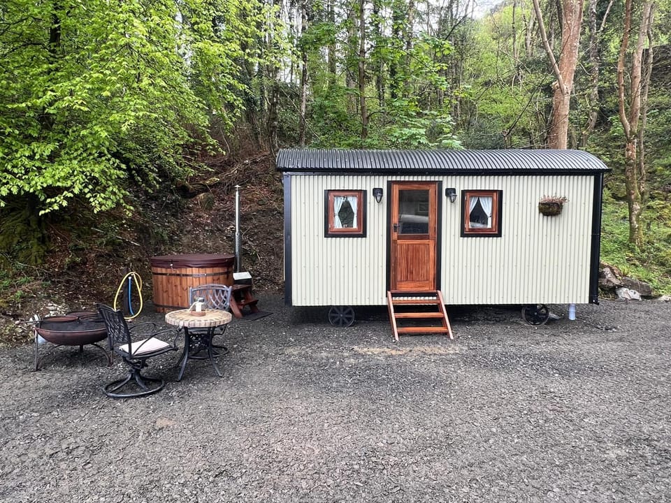 Shepherds Hut with Hot Tub in The Heart of Snowdonia Chalet in Wales