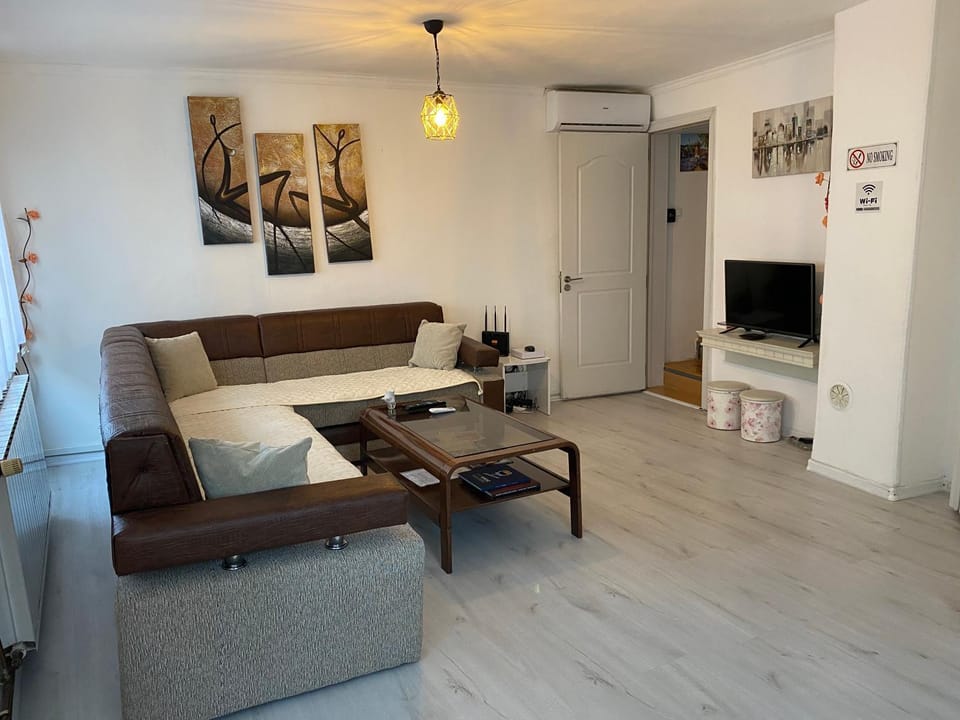 TV and multimedia, Living room, Seating area, locker, air conditioner