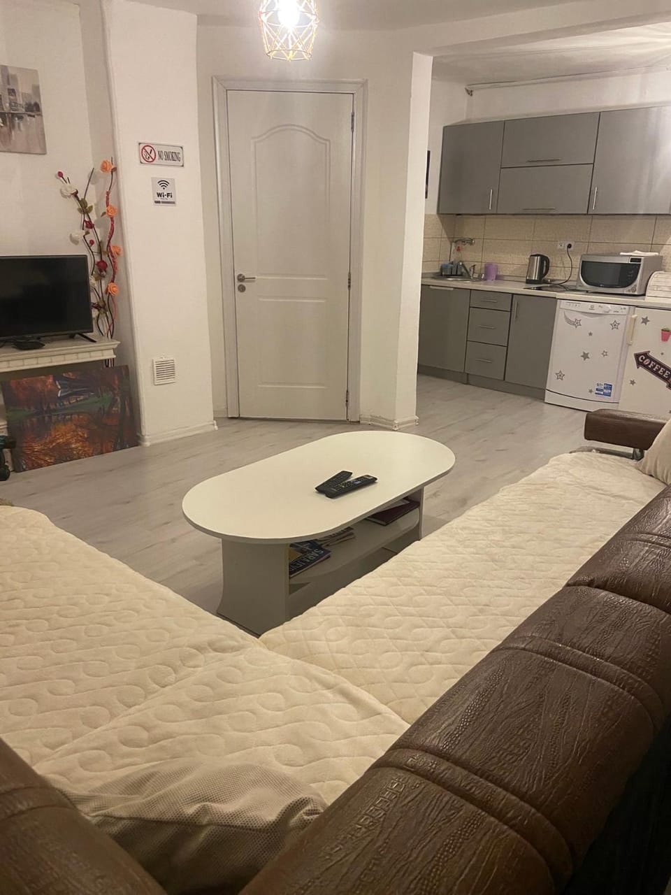 TV and multimedia, Kitchen or kitchenette, Living room, Seating area, Dining area, oven, stove