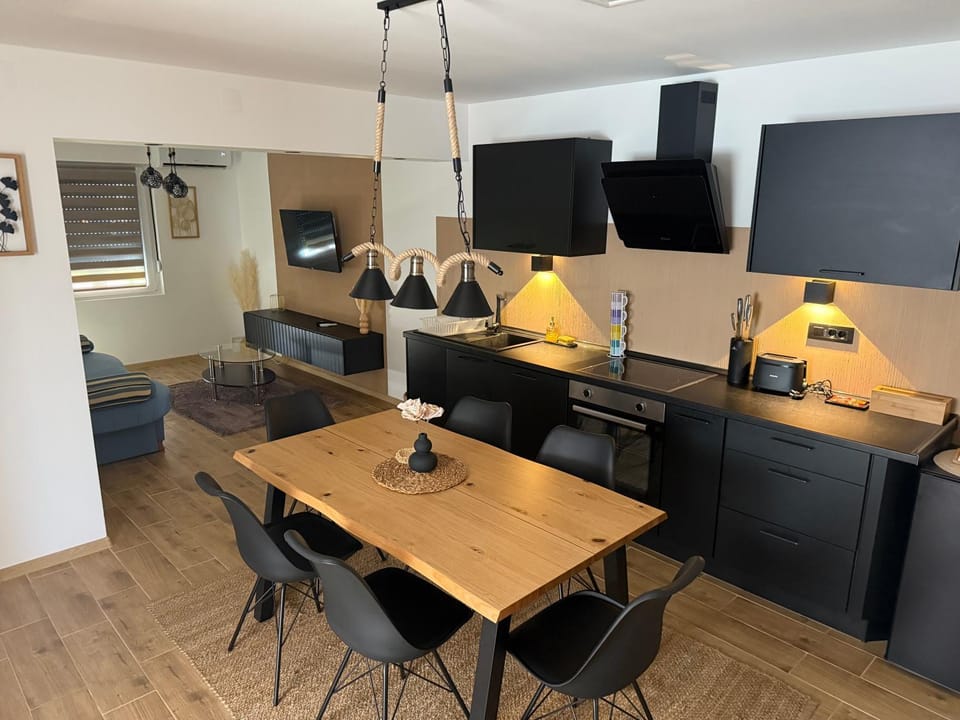 TV and multimedia, Kitchen or kitchenette, Living room, Dining area