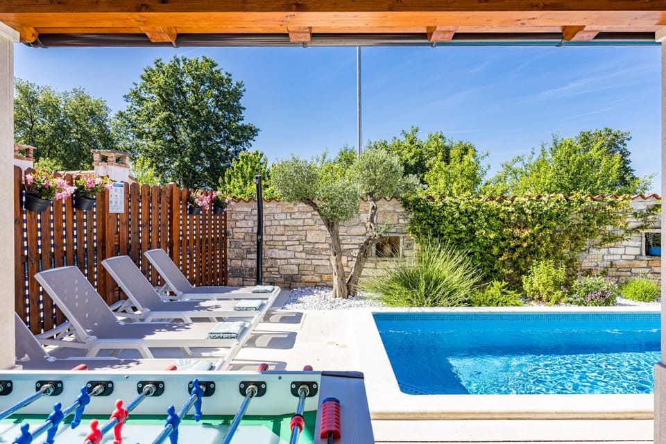 Patio, Day, Natural landscape, Garden, Balcony/Terrace, Garden view, Pool view, Swimming pool, sunbed