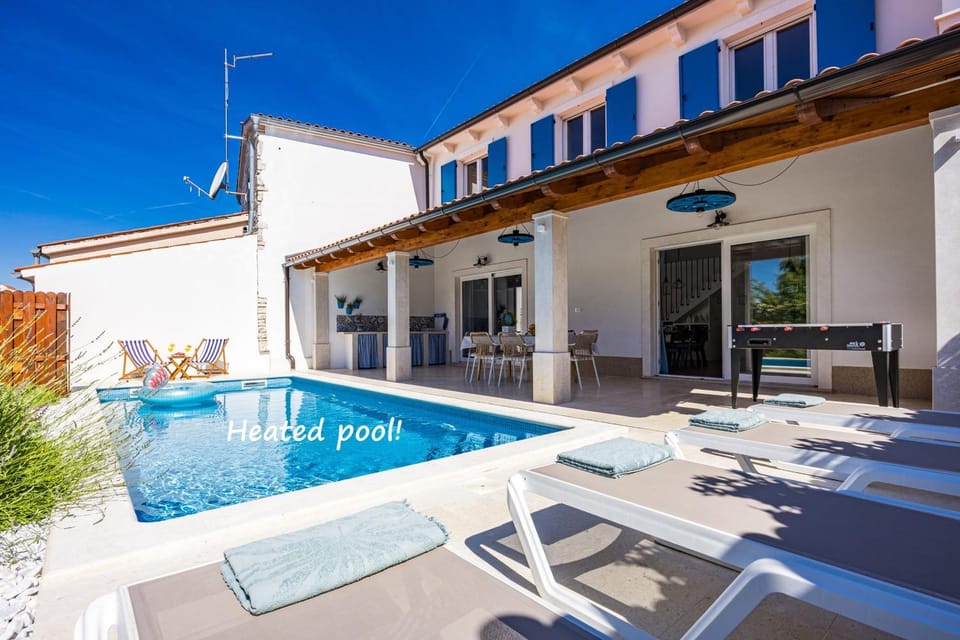 Property building, Swimming pool, sunbed