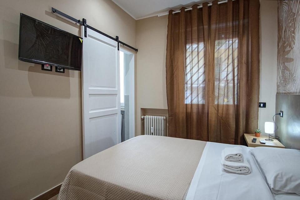 Bed, TV and multimedia, Photo of the whole room, towels