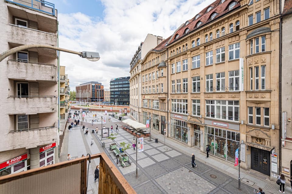 City view, Street view, Location