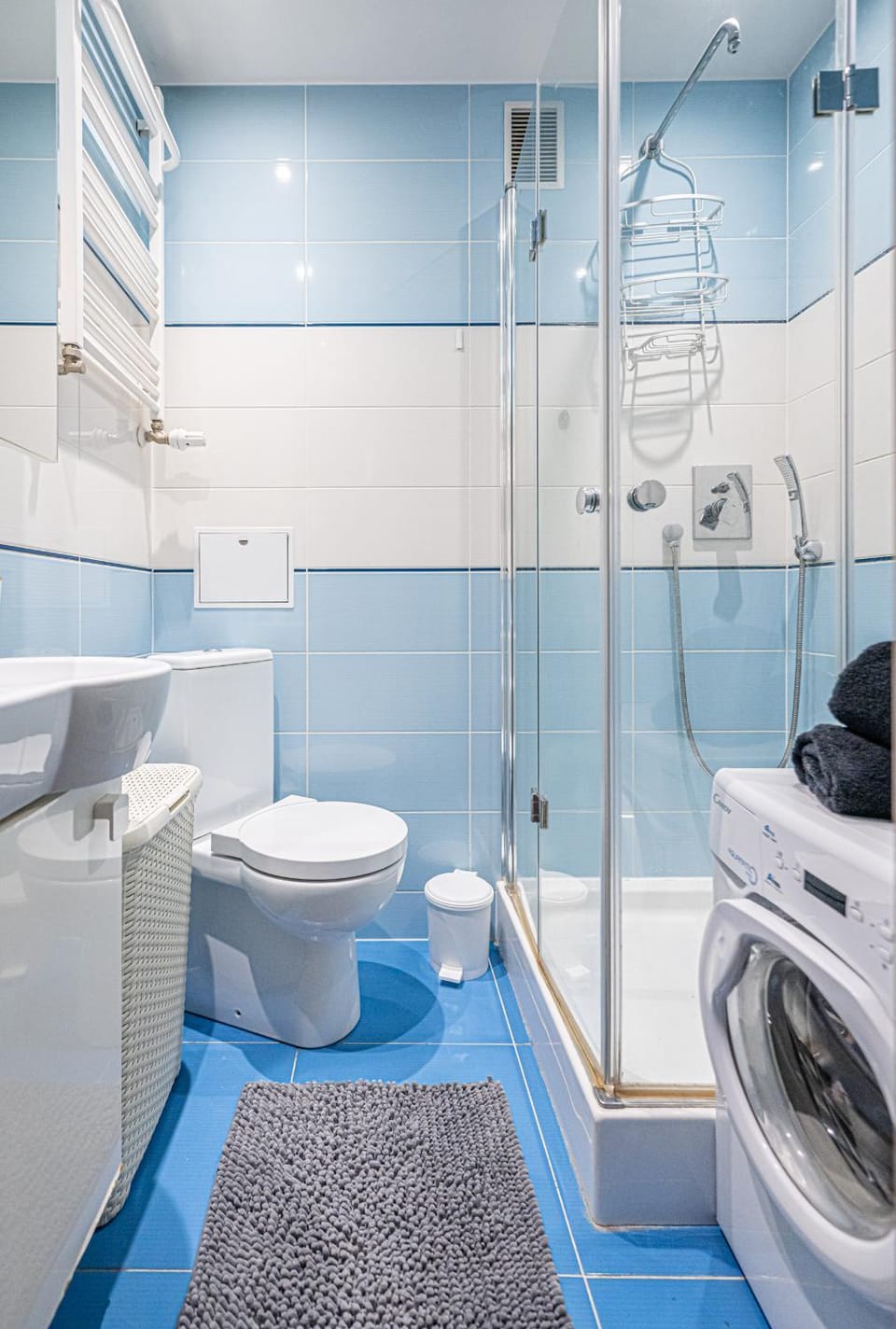 Shower, Toilet, Bathroom, towels, washing machine