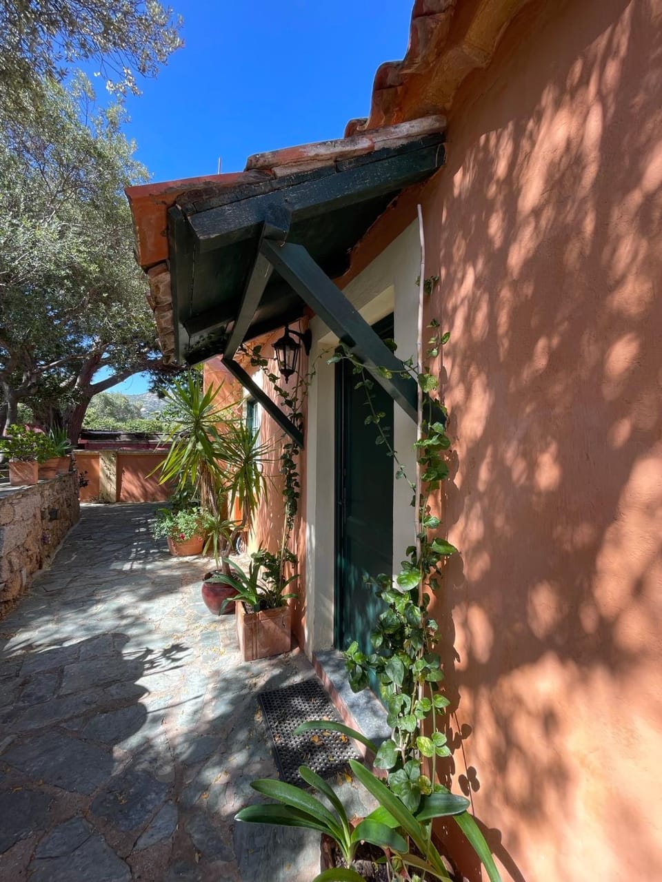 Property building, Facade/entrance, Day