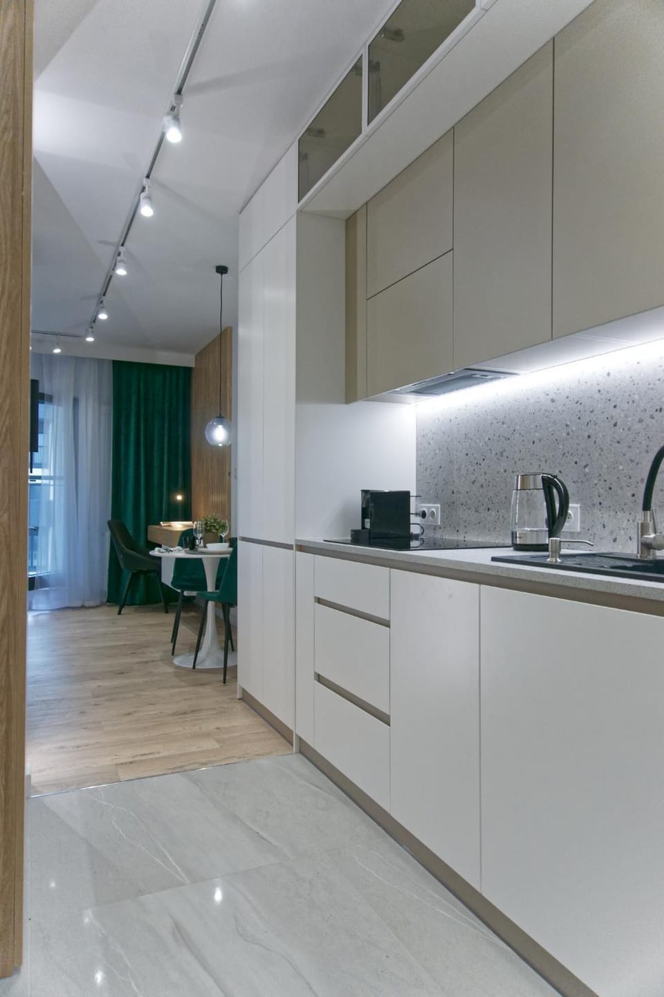 Kitchen or kitchenette, Dining area, stove, towels, towels
