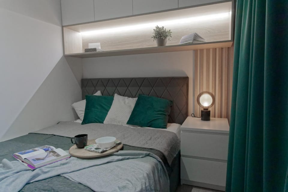 Bed, Seating area, Bedroom