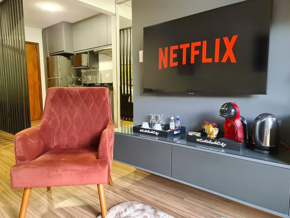 TV and multimedia, Coffee/tea facilities, Kitchen or kitchenette, Living room, Seating area