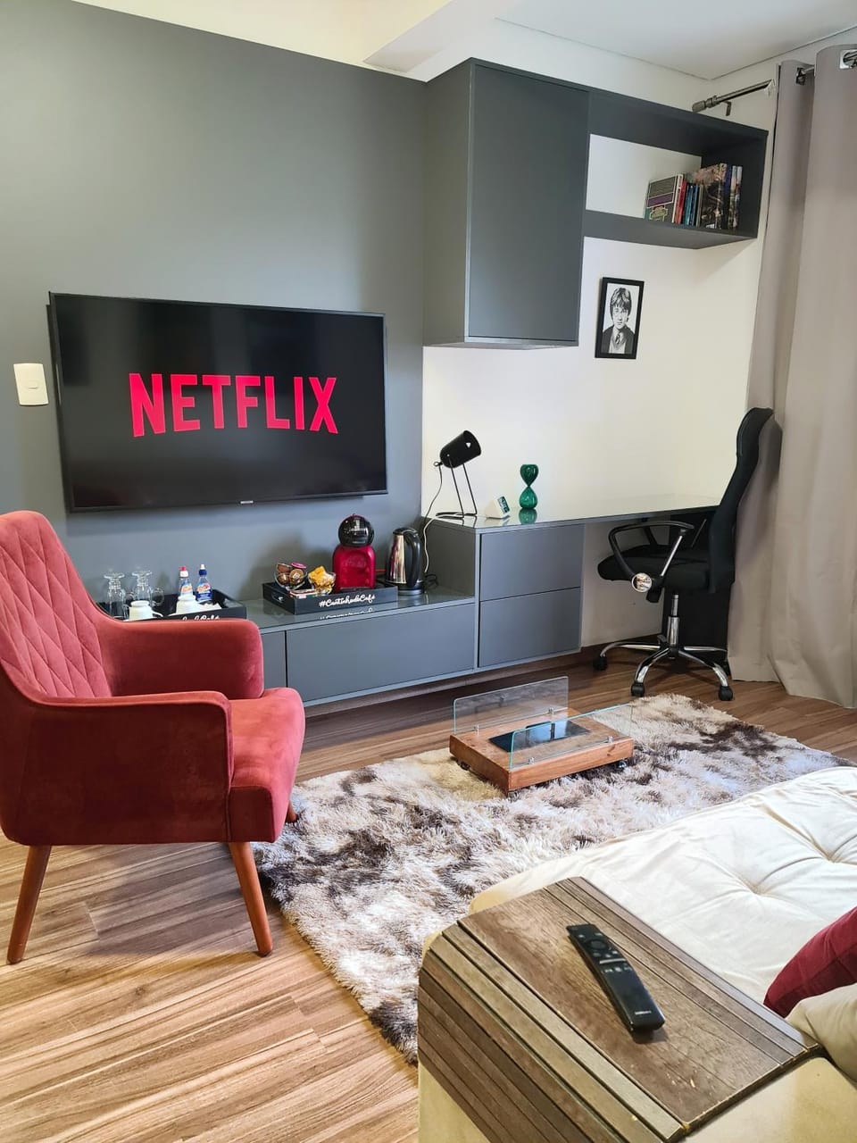 Communal lounge/ TV room, TV and multimedia, Living room, Seating area, Evening entertainment, hair dresser
