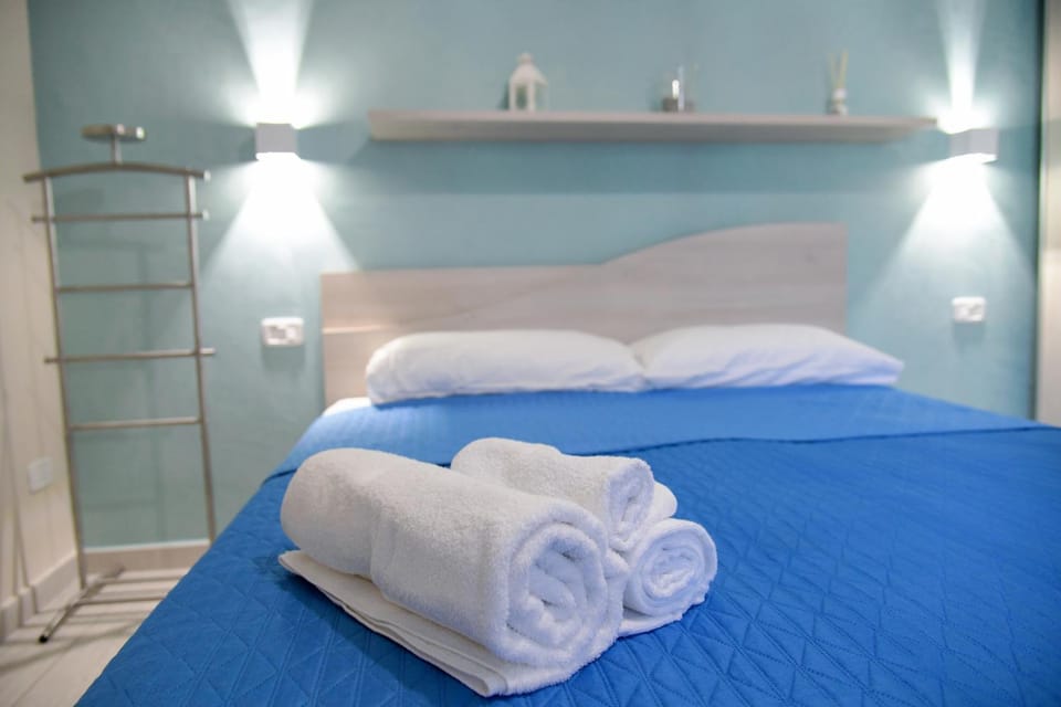 Bed, Bedroom, towels