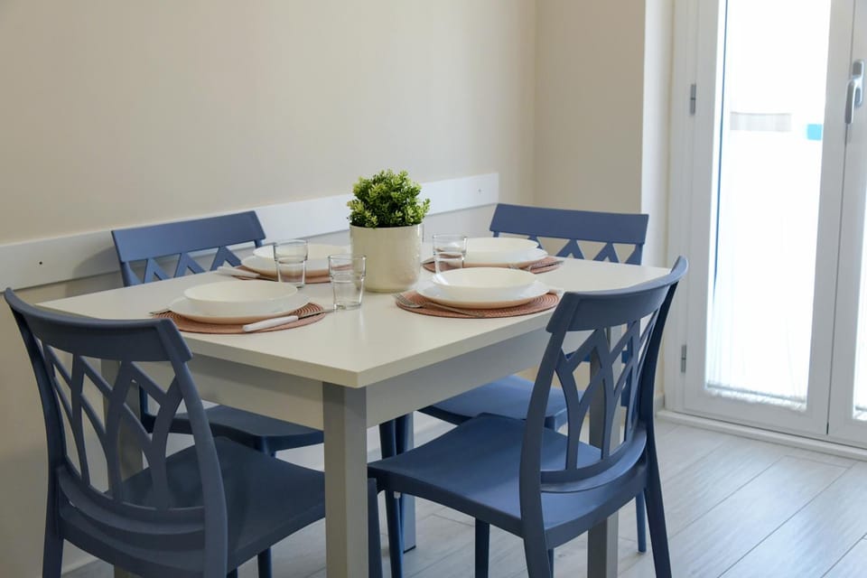 Photo of the whole room, Dining area