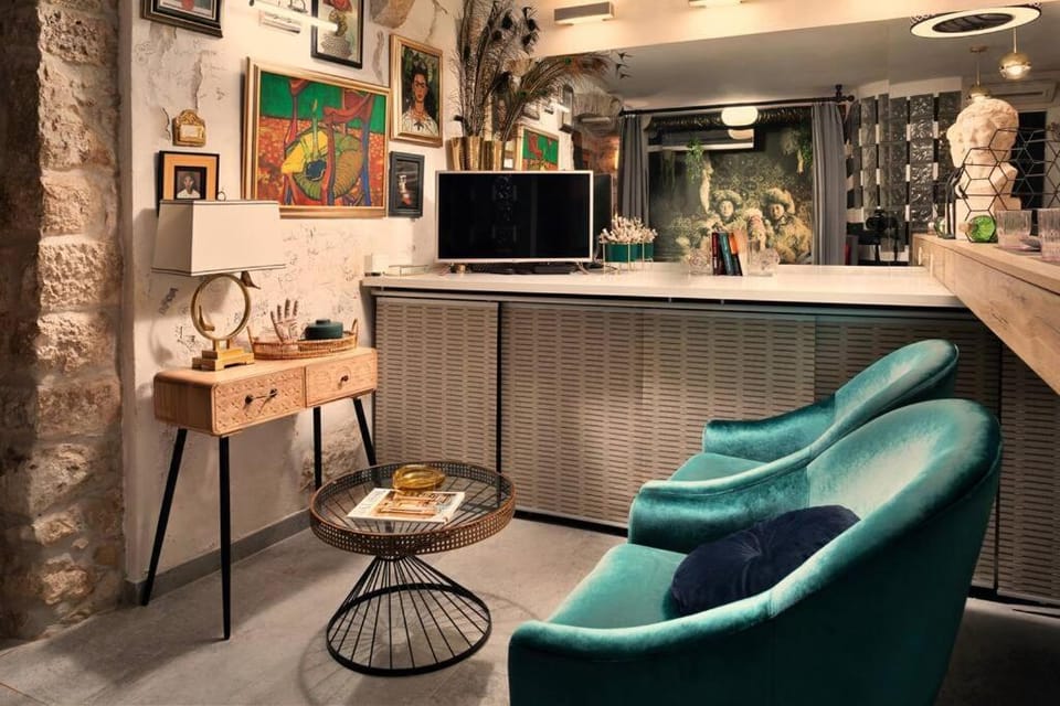 Communal lounge/ TV room, TV and multimedia, Living room, Seating area, Evening entertainment