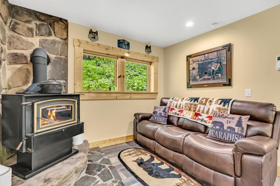 Rambling Bear on Cove Creek, Hot Tub, WIFI, 560 FREE tickets each paid day!!! Chalet in Sevier County