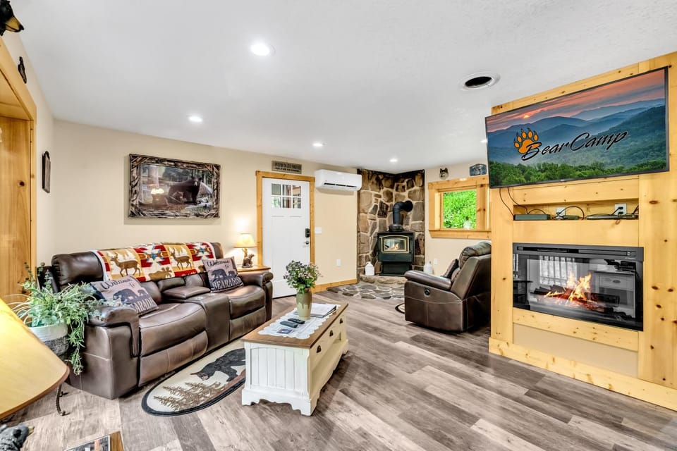 Rambling Bear on Cove Creek, Hot Tub, WIFI, 560 FREE tickets each paid day!!! Chalet in Sevier County